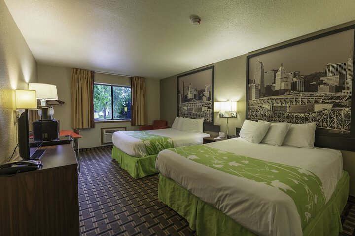 1 Queen Bed Accessible (5 of 10)