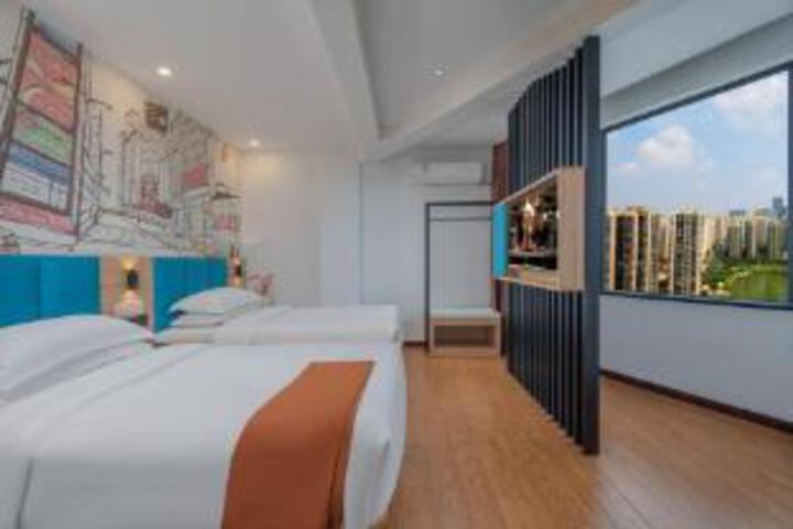 Room 8 of 9