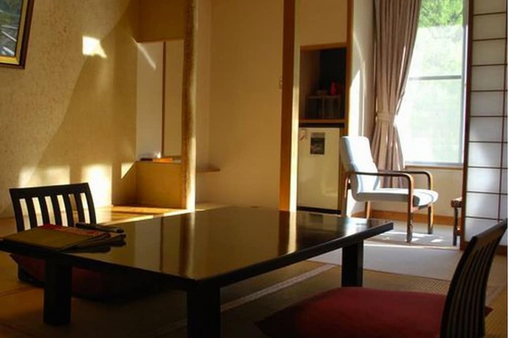 Room 5 of 18