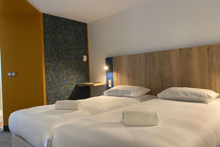 Room 6 of 33