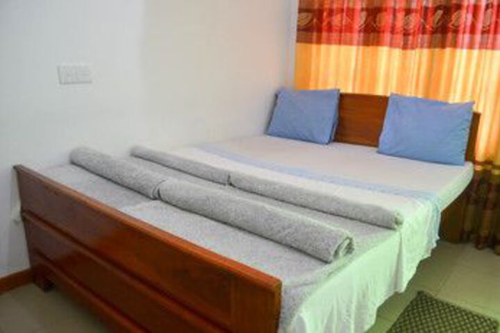Room 5 of 8