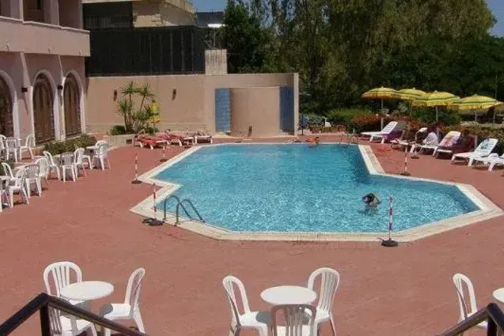 Pool 10 of 25