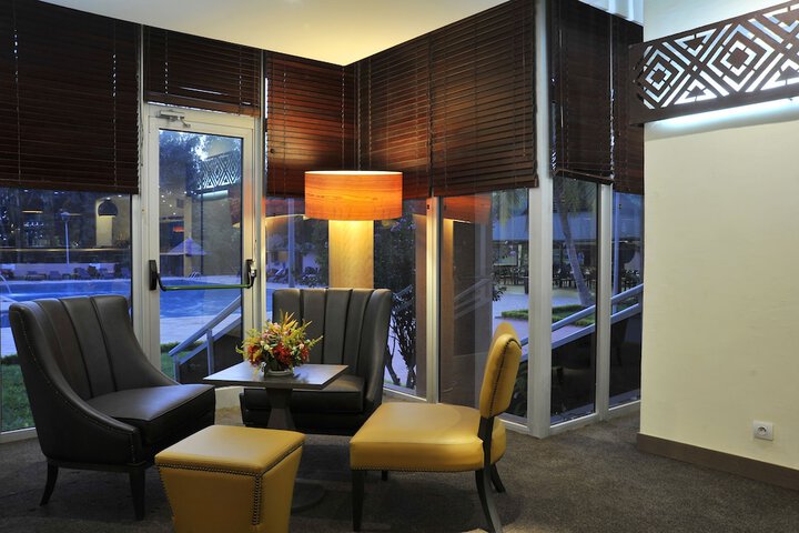 Lounge 44 of 52