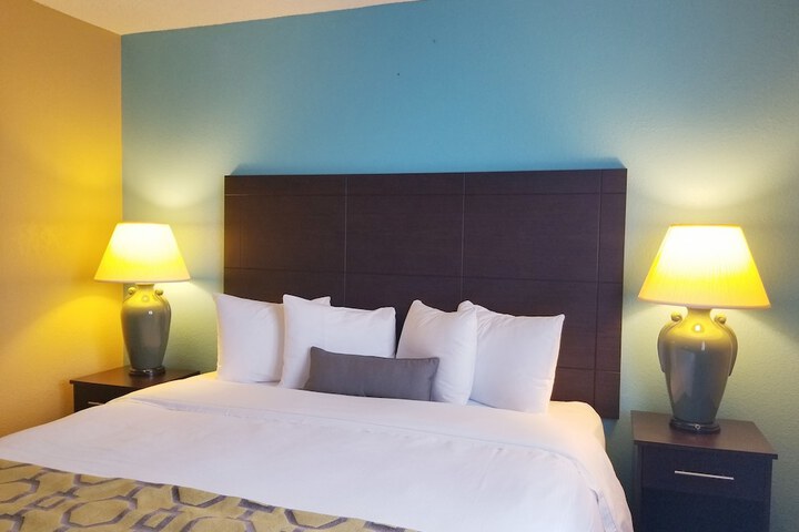 1 King Bed (3 of 11)