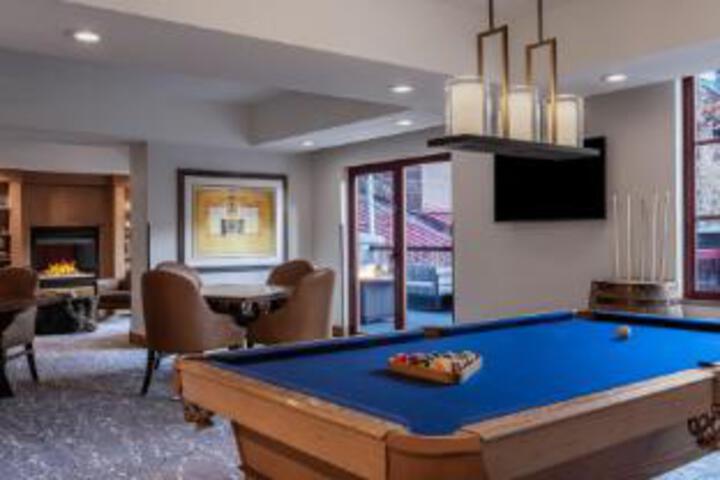 Lounge 18 of 23