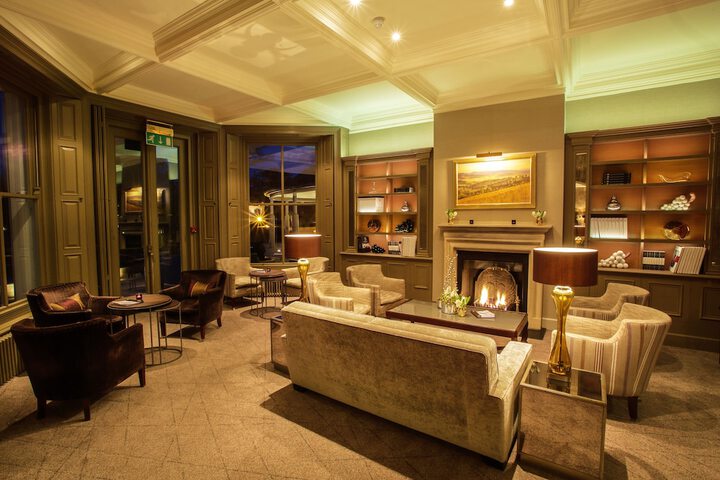 Lounge 36 of 44