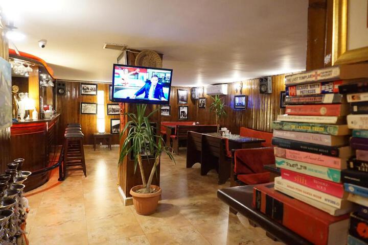 Lounge 27 of 37