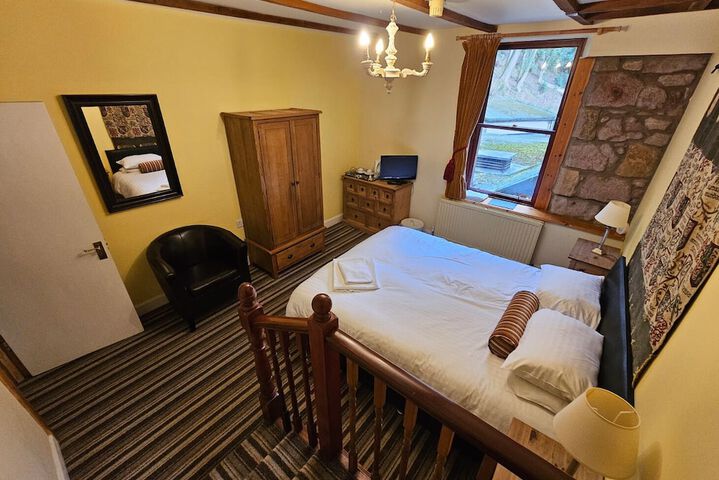 Room 2 of 10