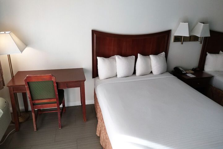 2 Queen Beds (1 of 14)