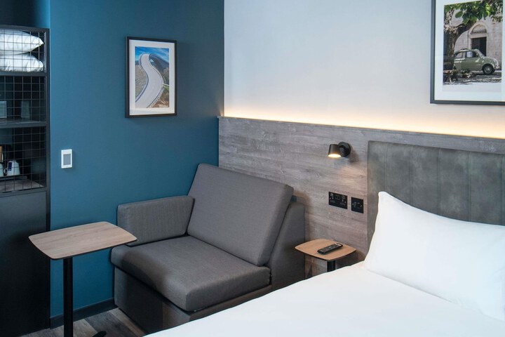 Room 40 of 98