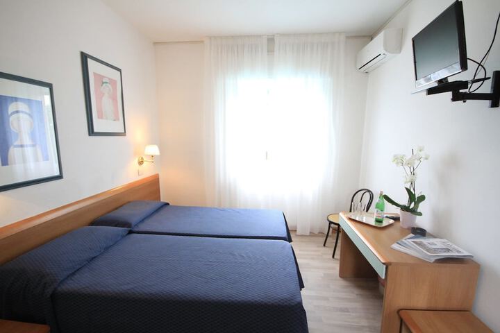 Room 13 of 22