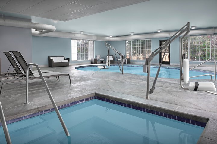 Indoor spa tub