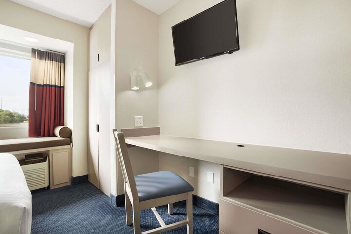 Room 4 of 16