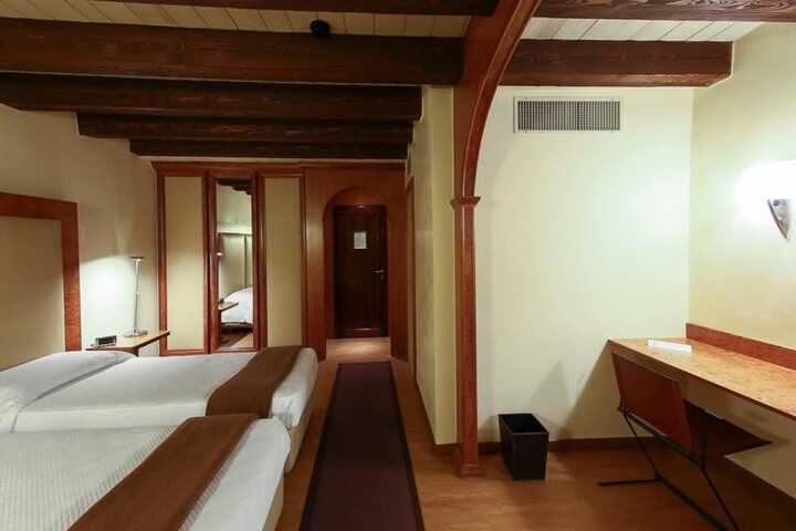 Room 2 of 68