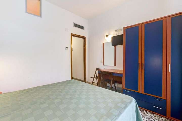 Room 4 of 40