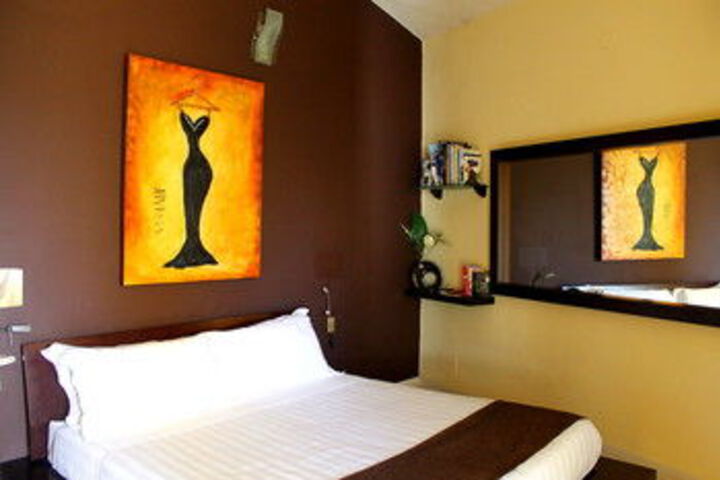 Room 102 of 191