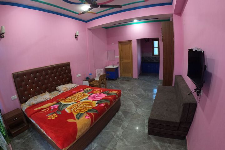 Room 4 of 8