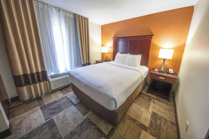 2 Queen Beds (2 of 14)