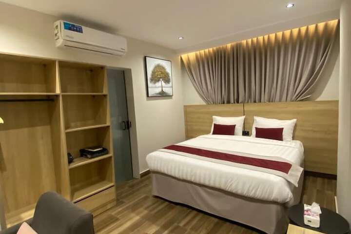 Room 7 of 9