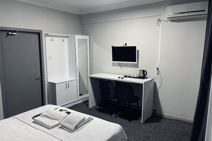 Room 9 of 16