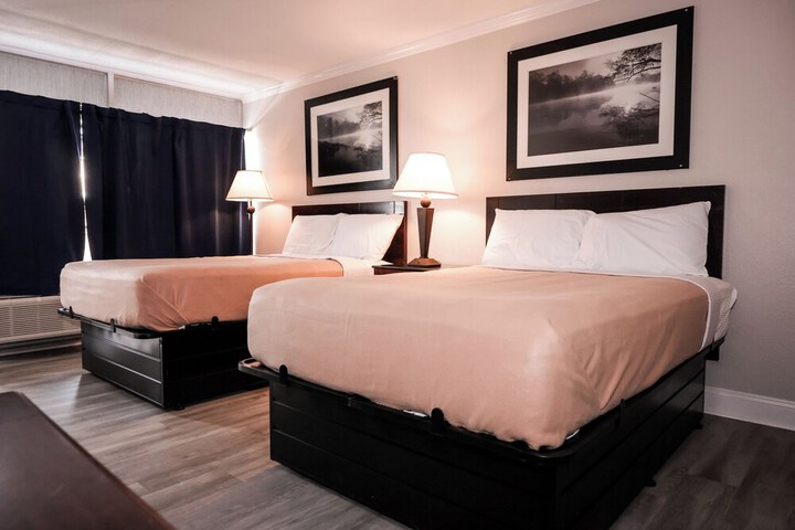 1 King Bed (2 of 9)