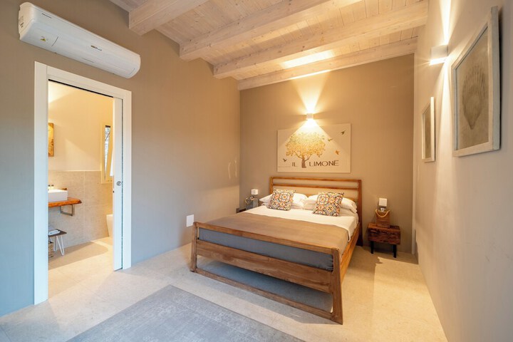 Room 12 of 104