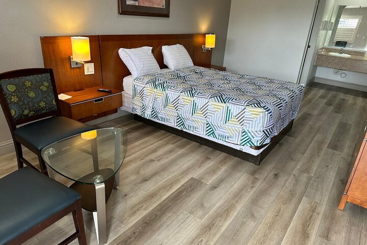 1 Queen Bed (5 of 8)