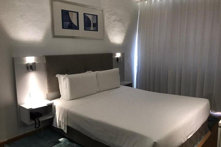 Room 32 of 65