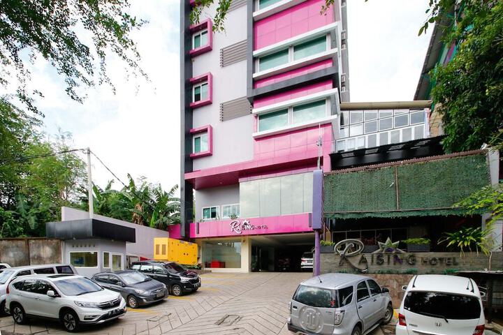 REDDOORZ PREMIUM NEAR NIPAH MALL