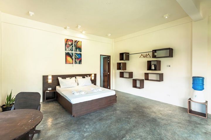 Room 9 of 102