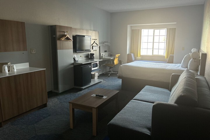 1 Queen Bed Accessible Room (15 of 19)