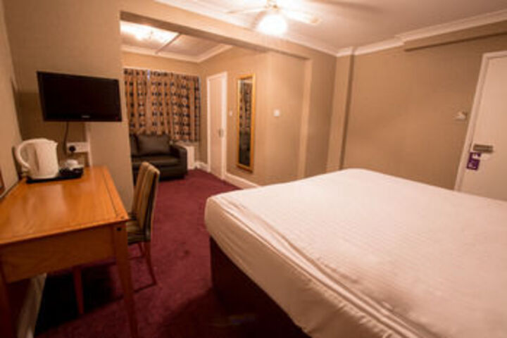 Room 32 of 40