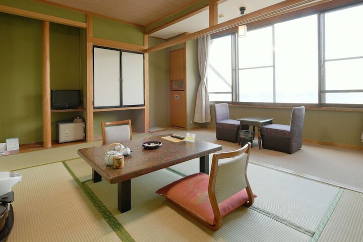 Room 13 of 83
