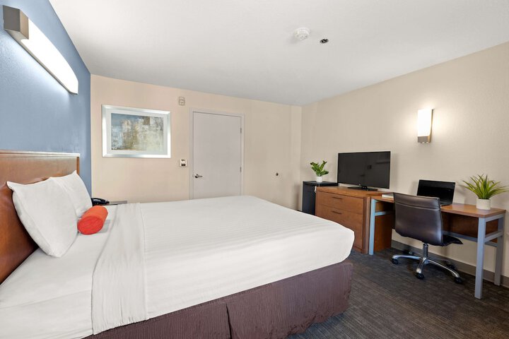 1 King Bed (3 of 7)