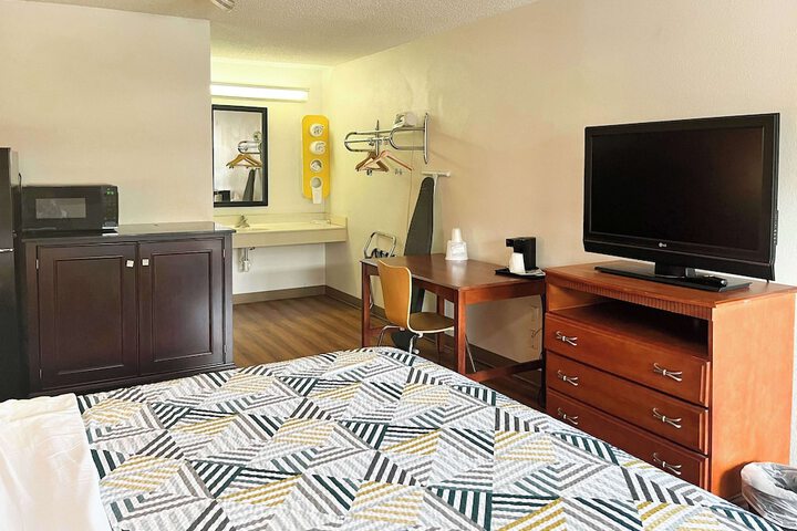 1 King Bed Micfridge (4 of 5)