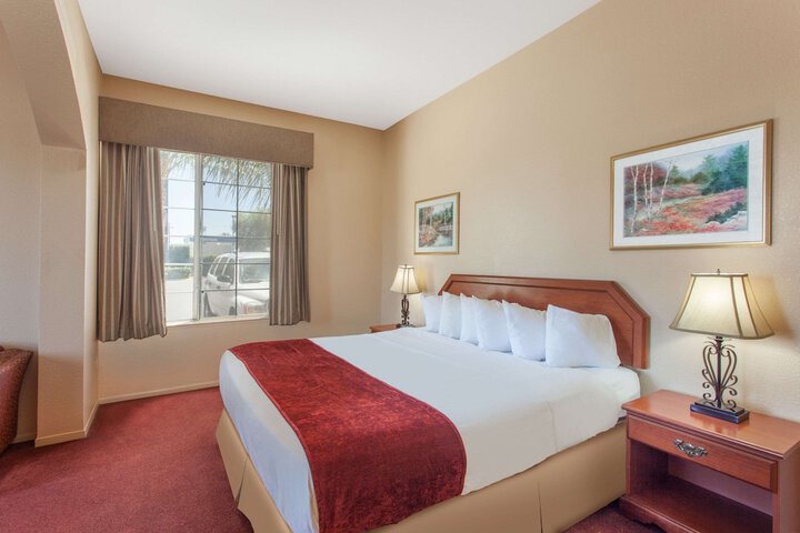 1 King Bed (8 of 8)