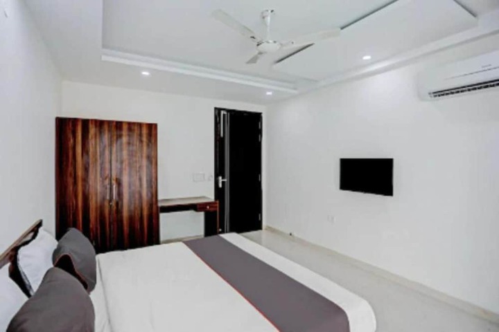Room 9 of 18