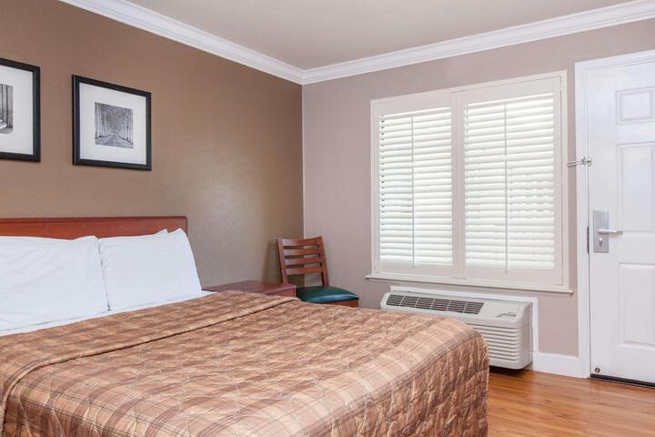 1 Queen Bed (20 of 22)