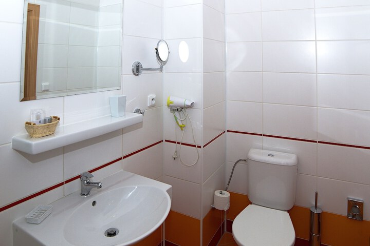 Room 28 of 53