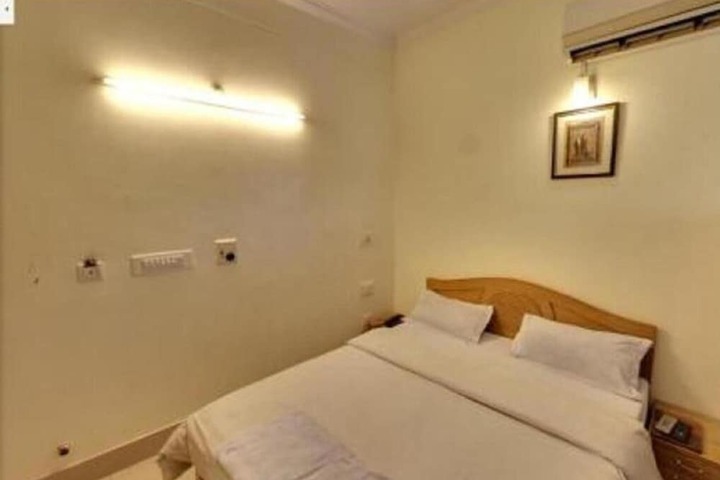 Room 15 of 32