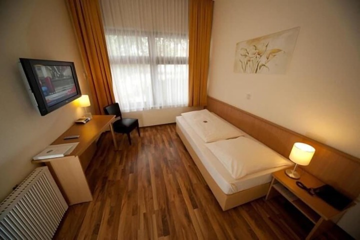 Room 8 of 25