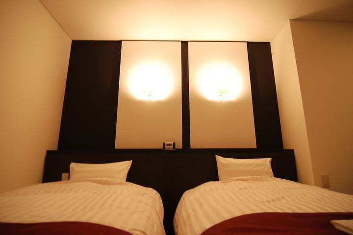 Room 11 of 25