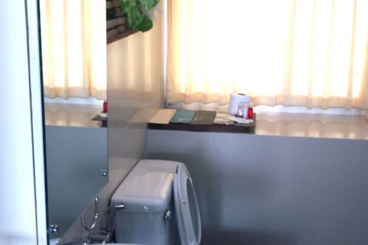Room 6 of 12