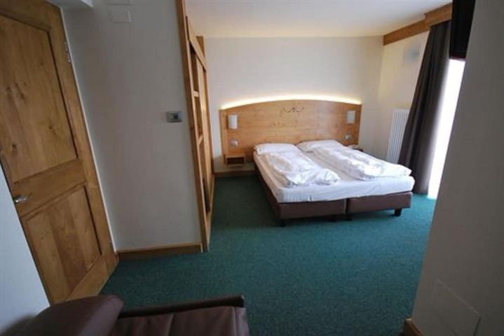 Room 7 of 83