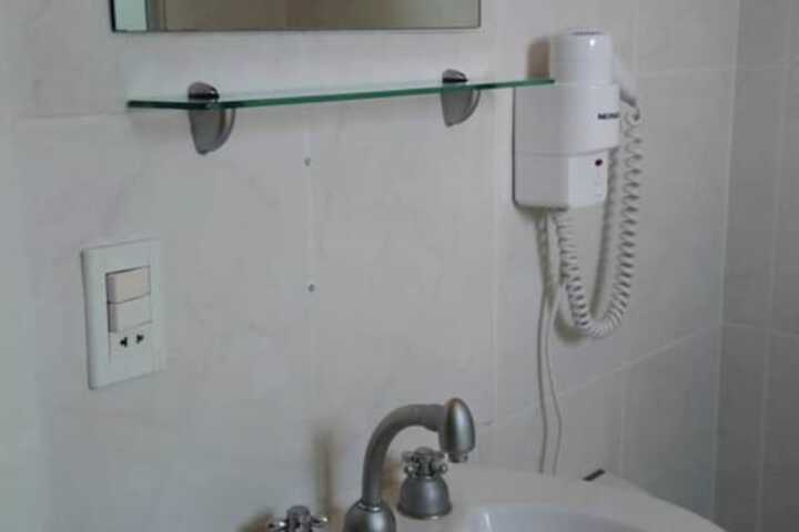 Room 32 of 41
