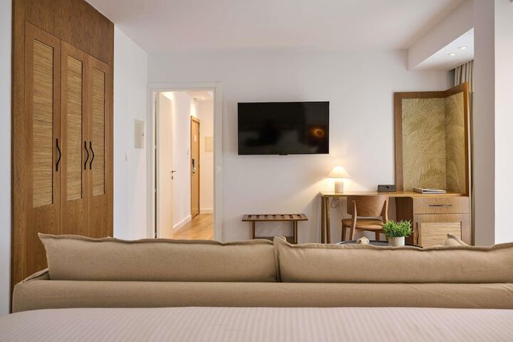 Room 33 of 107
