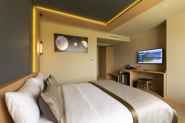 Room 10 of 102