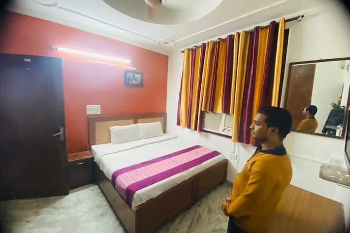 Room 11 of 13