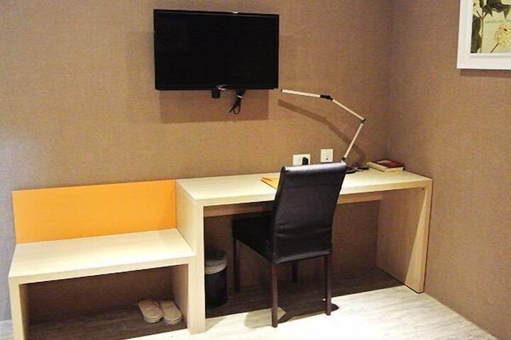 Room 27 of 38