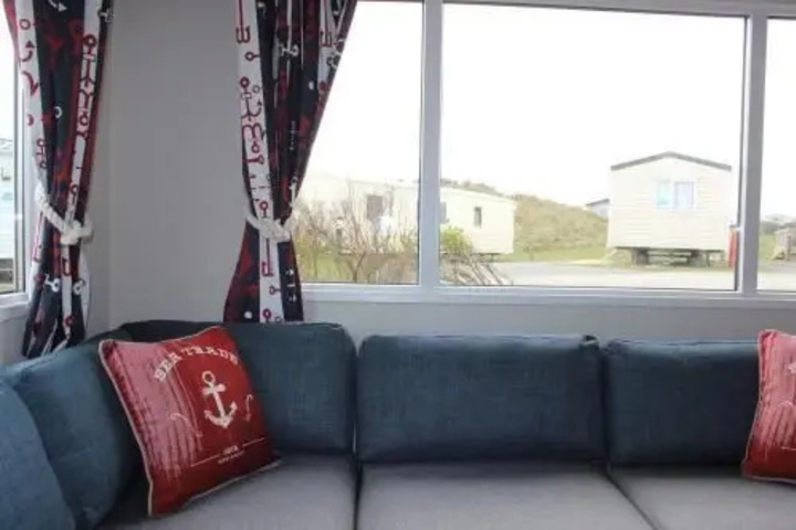 Room 5 of 18